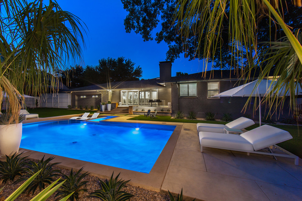 Idee per una piscina minimalista rettangolare di medie dimensioni e dietro casa con fontane