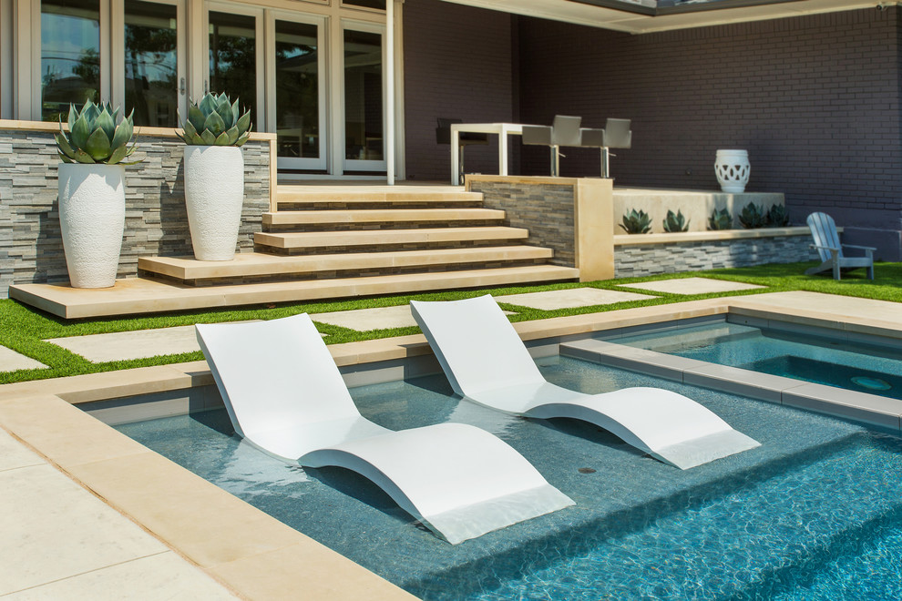 Idée de décoration pour une piscine arrière minimaliste de taille moyenne et rectangle avec un bain bouillonnant.