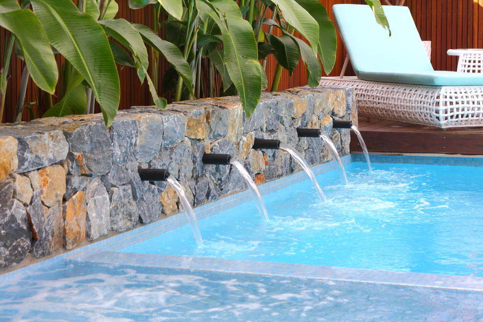 Источник вдохновения для домашнего уюта: спортивный бассейн среднего размера, произвольной формы на заднем дворе в морском стиле с фонтаном и покрытием из каменной брусчатки