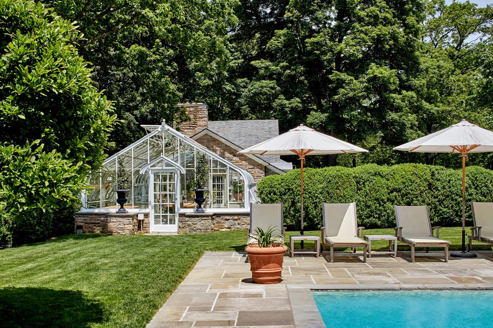 Imagen de casa de la piscina y piscina alargada tradicional grande rectangular en patio trasero con suelo de hormigón estampado