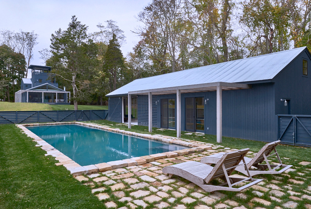 Mittelgroßer Country Pool hinter dem Haus in rechteckiger Form mit Natursteinplatten in New York