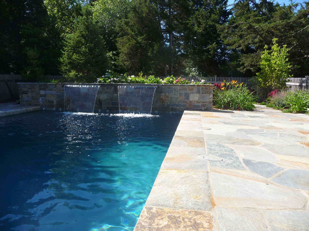 Modelo de piscina con fuente alargada tradicional rectangular en patio trasero