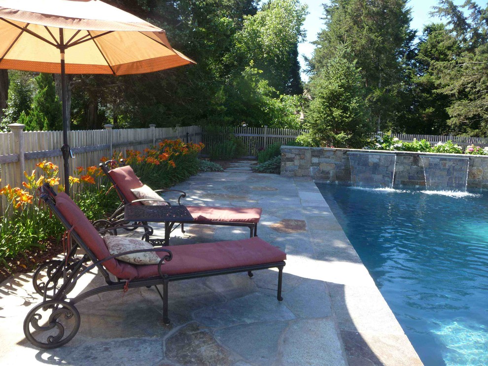Пример оригинального дизайна: спортивный, прямоугольный бассейн на заднем дворе в классическом стиле с фонтаном и покрытием из каменной брусчатки