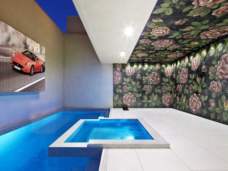 Foto di una piscina coperta moderna di medie dimensioni con piastrelle