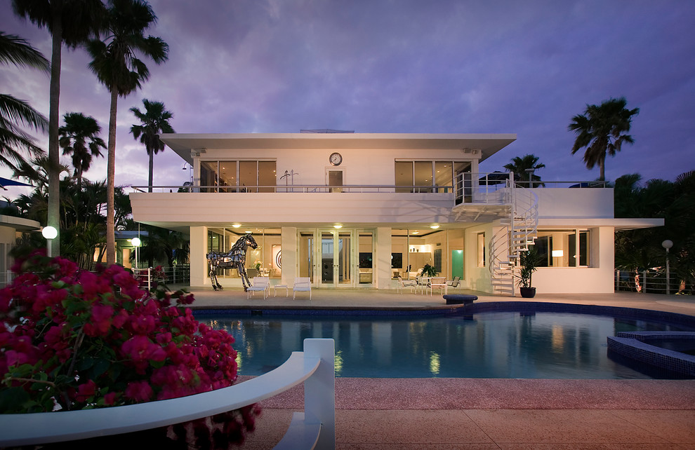 Großer Moderner Whirlpool hinter dem Haus in individueller Form mit Natursteinplatten in Miami