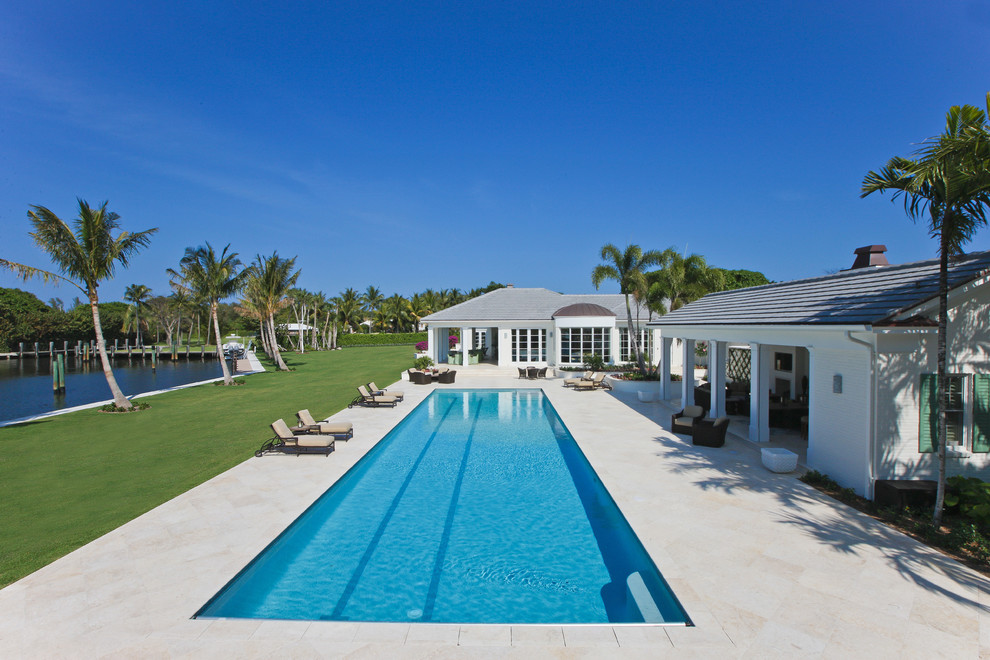 Foto di un'ampia piscina monocorsia contemporanea rettangolare dietro casa con una dépendance a bordo piscina e piastrelle