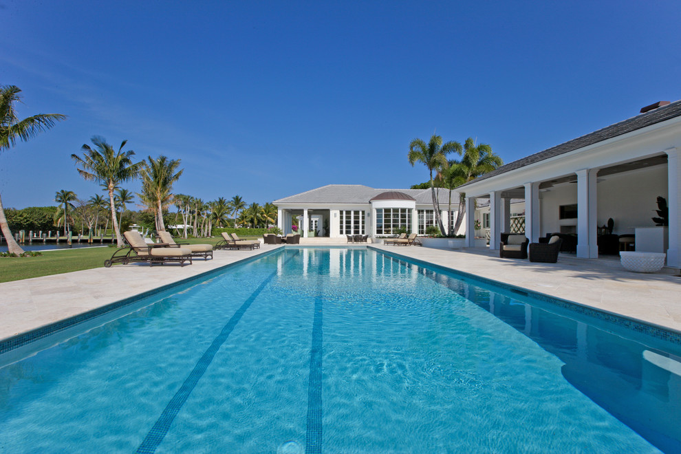 Diseño de casa de la piscina y piscina alargada contemporánea extra grande rectangular en patio trasero con suelo de baldosas