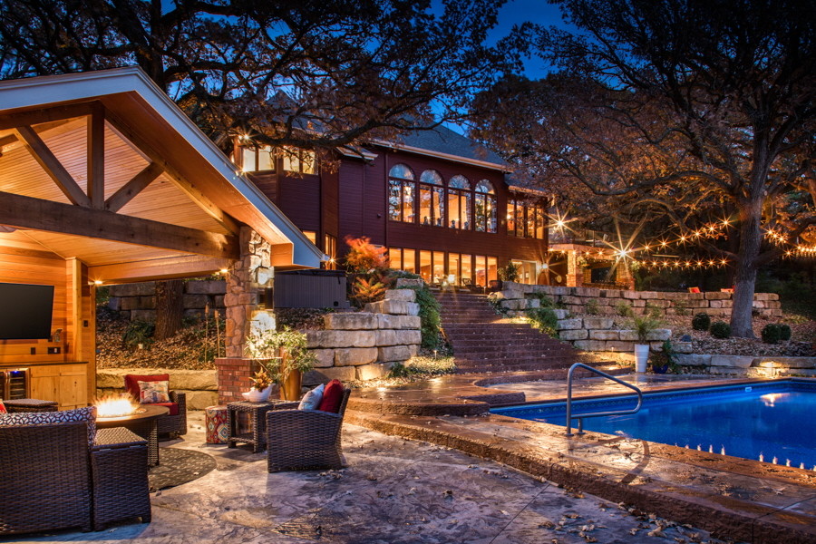Foto de casa de la piscina y piscina de estilo americano de tamaño medio rectangular en patio trasero con adoquines de piedra natural