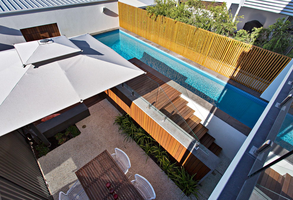 Пример оригинального дизайна: бассейн на заднем дворе в современном стиле