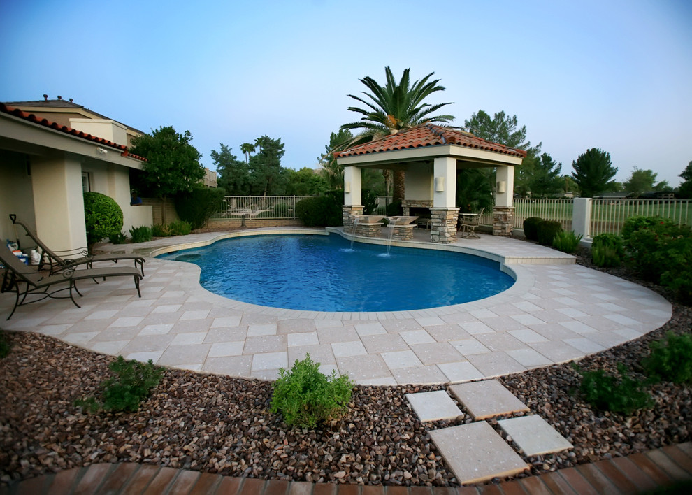 На фото: естественный бассейн среднего размера, произвольной формы на заднем дворе в стиле неоклассика (современная классика) с домиком у бассейна и настилом