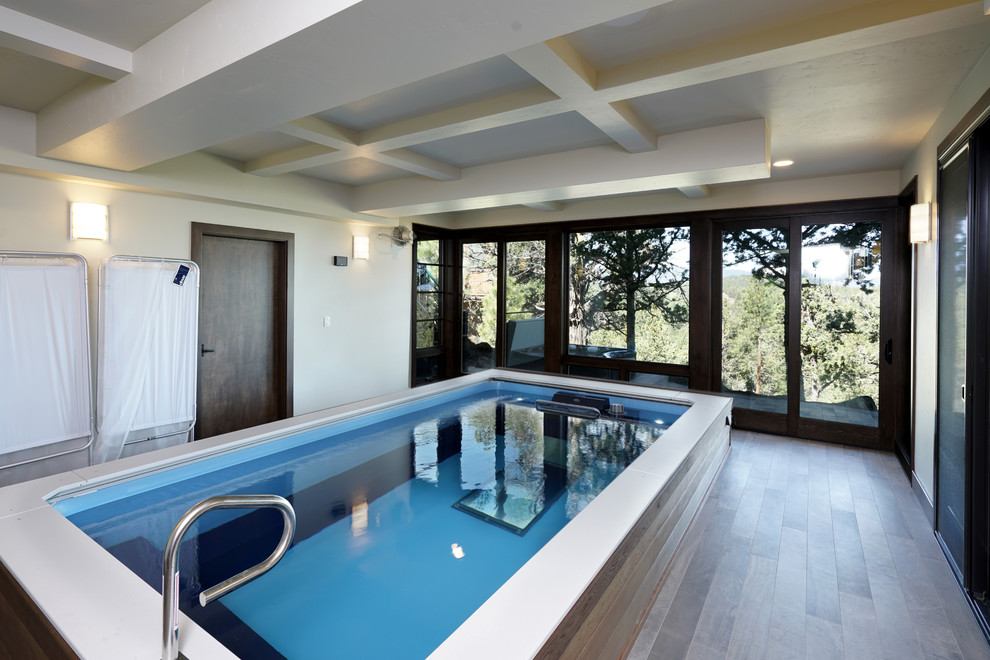 На фото: большой наземный, прямоугольный бассейн в доме в стиле кантри с джакузи