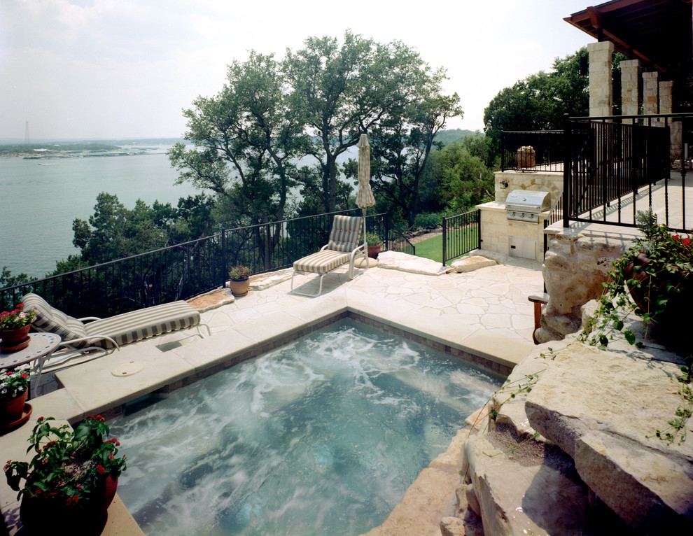 Imagen de piscinas y jacuzzis naturales de estilo de casa de campo pequeños rectangulares en patio trasero con adoquines de piedra natural