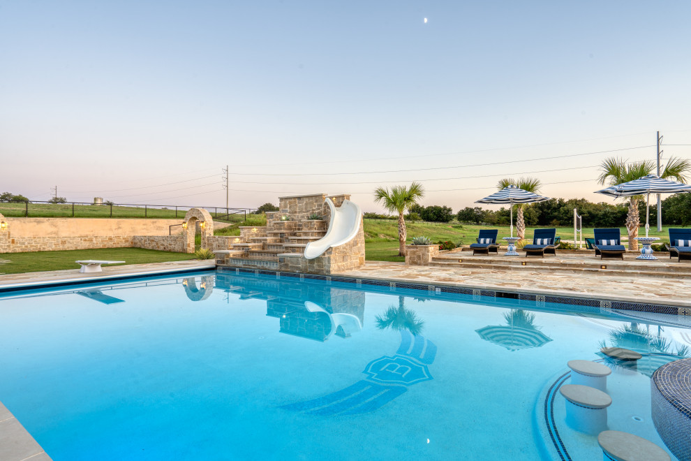 Свежая идея для дизайна: большой прямоугольный бассейн на заднем дворе в средиземноморском стиле с домиком у бассейна и покрытием из каменной брусчатки - отличное фото интерьера