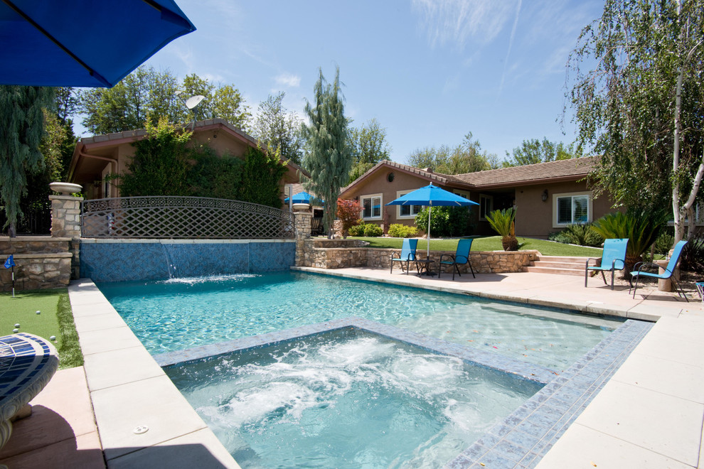 Large minimalist backyard rectangular and concrete lap hot tub photo in Los Angeles