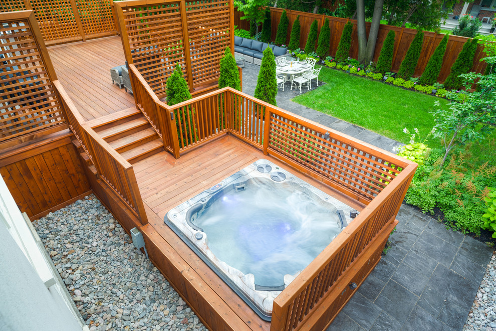 Источник вдохновения для домашнего уюта: большой наземный, прямоугольный бассейн на заднем дворе в стиле фьюжн с джакузи и настилом