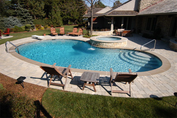 Пример оригинального дизайна: маленький естественный бассейн произвольной формы на заднем дворе в классическом стиле с джакузи и мощением тротуарной плиткой для на участке и в саду