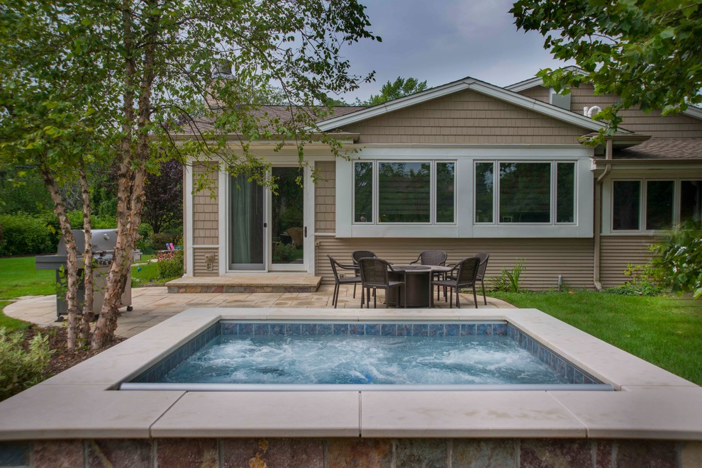 Kleiner Rustikaler Pool hinter dem Haus in rechteckiger Form mit Natursteinplatten in Chicago