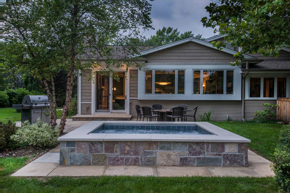 Пример оригинального дизайна: маленький естественный, прямоугольный бассейн на заднем дворе в стиле рустика с джакузи и покрытием из каменной брусчатки для на участке и в саду