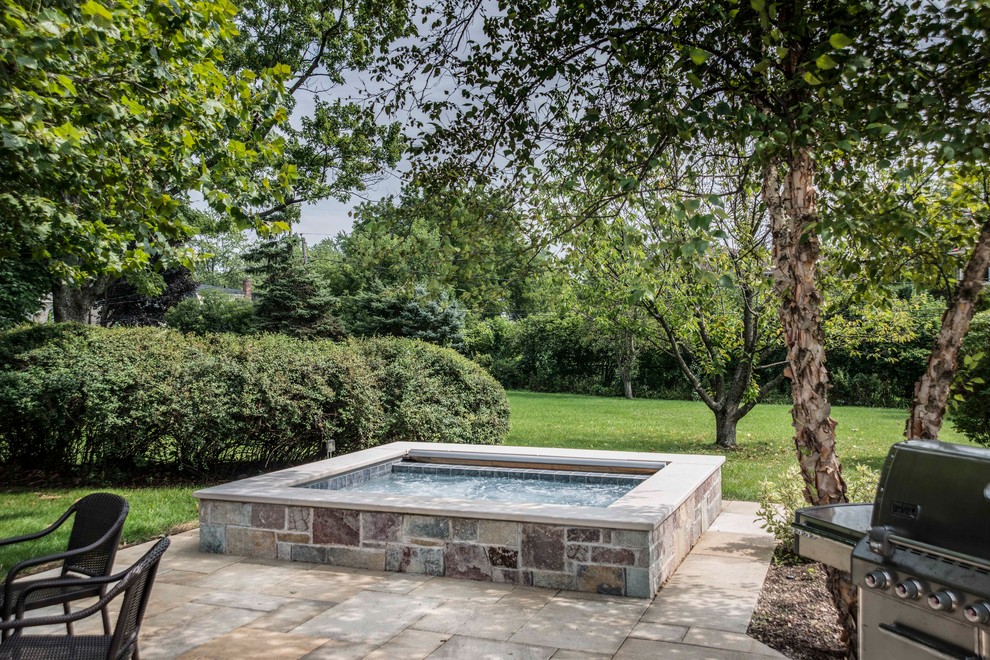 Foto de piscinas y jacuzzis naturales rurales pequeños rectangulares en patio trasero con adoquines de piedra natural