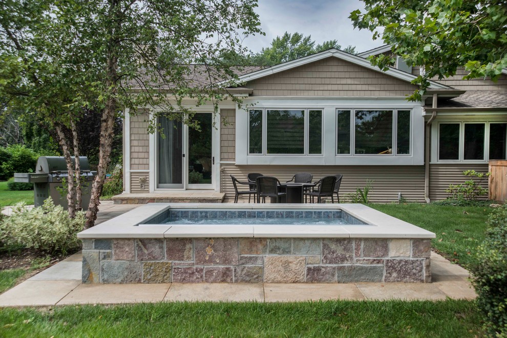 Идея дизайна: маленький естественный, прямоугольный бассейн на заднем дворе в стиле рустика с джакузи и покрытием из каменной брусчатки для на участке и в саду