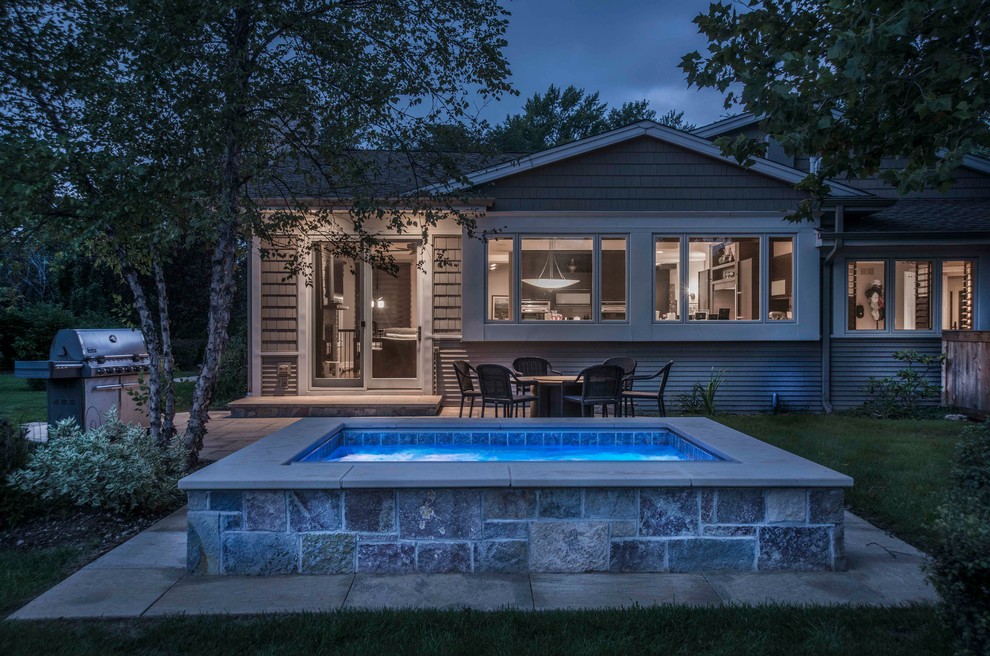 Kleiner Rustikaler Pool hinter dem Haus in rechteckiger Form mit Natursteinplatten in Chicago