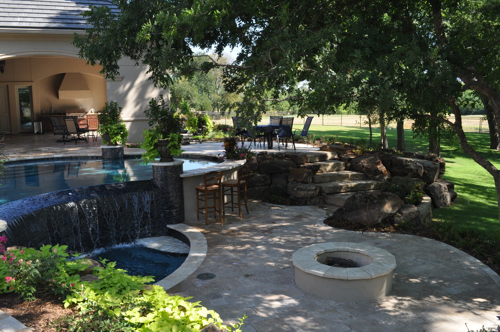 Стильный дизайн: большой бассейн произвольной формы на заднем дворе в стиле фьюжн с покрытием из каменной брусчатки - последний тренд