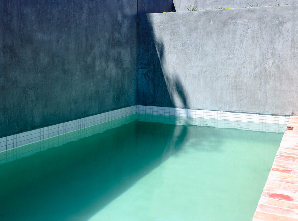 Ispirazione per una piscina contemporanea rettangolare