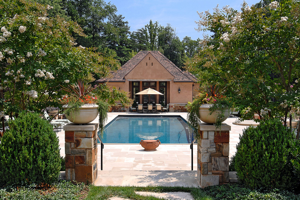Свежая идея для дизайна: прямоугольный бассейн в классическом стиле с домиком у бассейна - отличное фото интерьера