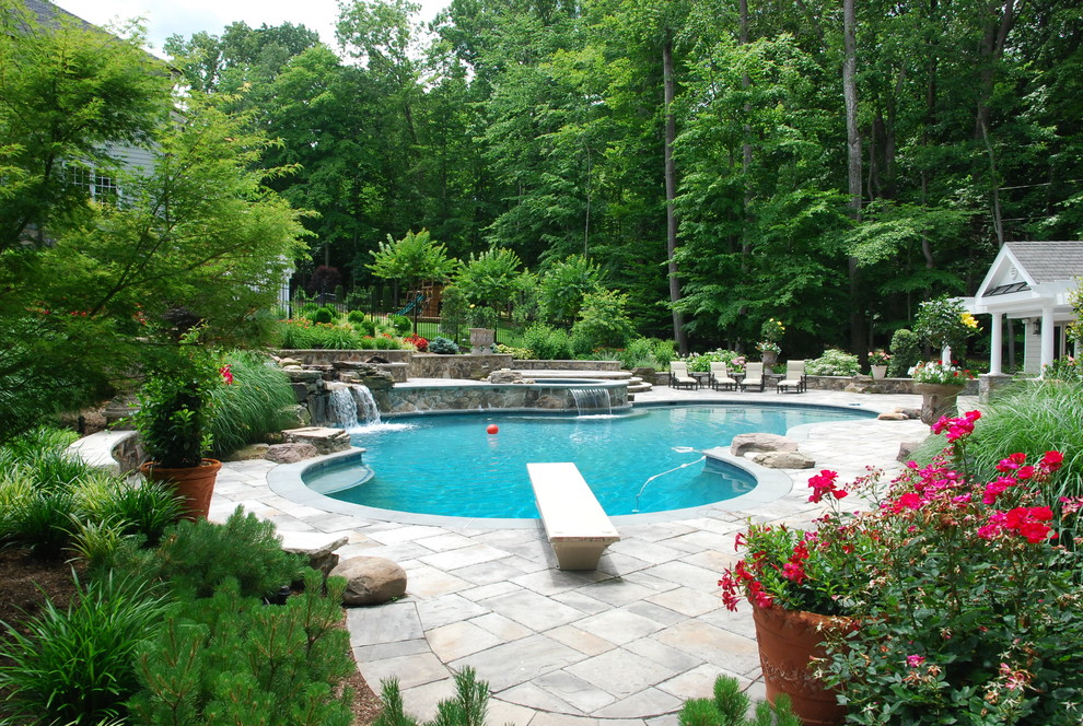 Источник вдохновения для домашнего уюта: естественный бассейн среднего размера, произвольной формы на боковом дворе в стиле фьюжн с фонтаном и мощением тротуарной плиткой