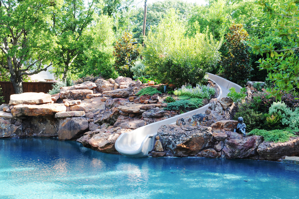 ダラスにあるトラディショナルスタイルのおしゃれな自然ろ過プール (ウォータースライダー) の写真