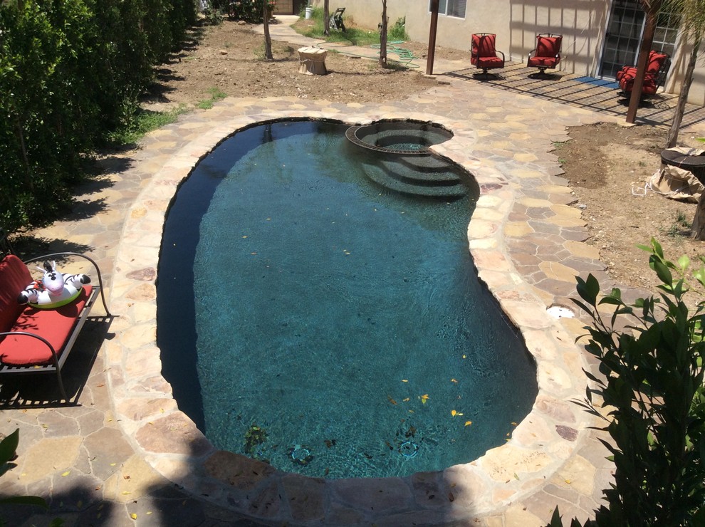 Свежая идея для дизайна: большой спортивный бассейн в форме фасоли на заднем дворе в стиле рустика с домиком у бассейна и покрытием из каменной брусчатки - отличное фото интерьера