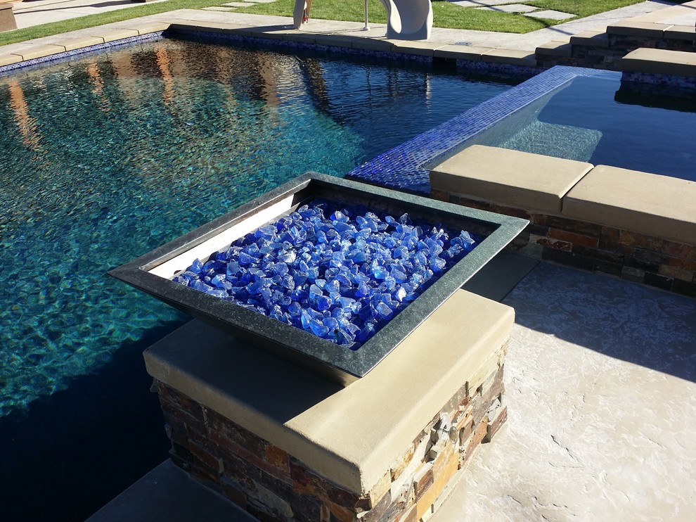 На фото: большой прямоугольный бассейн на заднем дворе в стиле неоклассика (современная классика) с джакузи и покрытием из декоративного бетона с