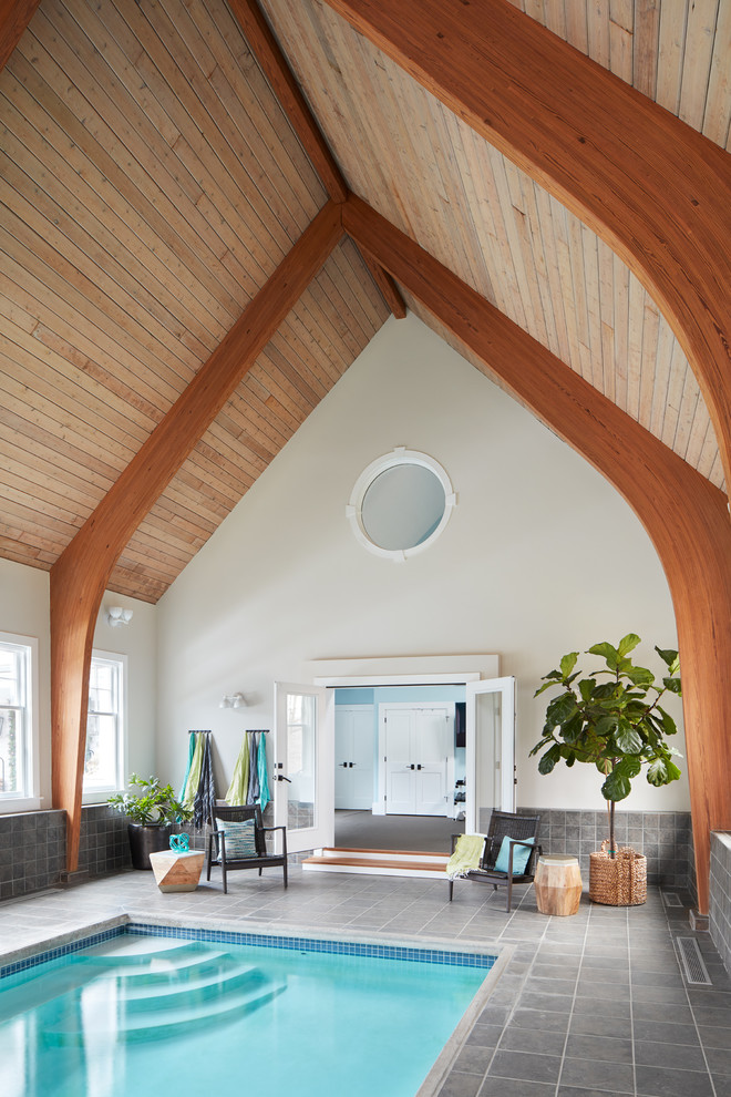 Источник вдохновения для домашнего уюта: прямоугольный бассейн в доме в морском стиле с покрытием из плитки