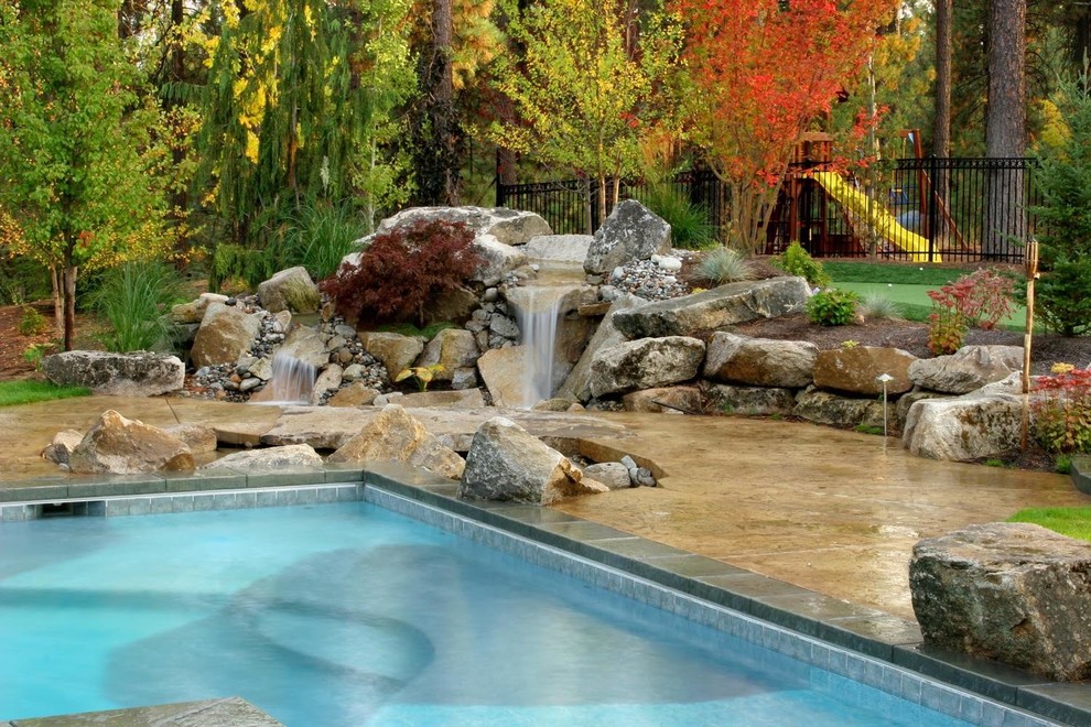 Idée de décoration pour une piscine arrière méditerranéenne de taille moyenne et rectangle avec un point d'eau et du béton estampé.