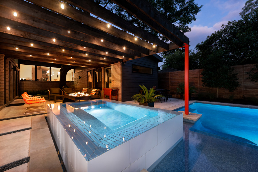 Réalisation d'une piscine arrière minimaliste en L de taille moyenne avec un point d'eau et une dalle de béton.