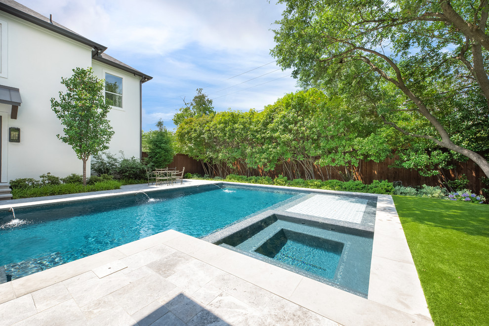 Источник вдохновения для домашнего уюта: бассейн на заднем дворе в стиле неоклассика (современная классика) с покрытием из каменной брусчатки