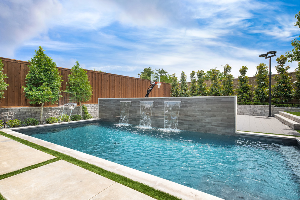 Источник вдохновения для домашнего уюта: прямоугольный бассейн в стиле модернизм с покрытием из бетонных плит