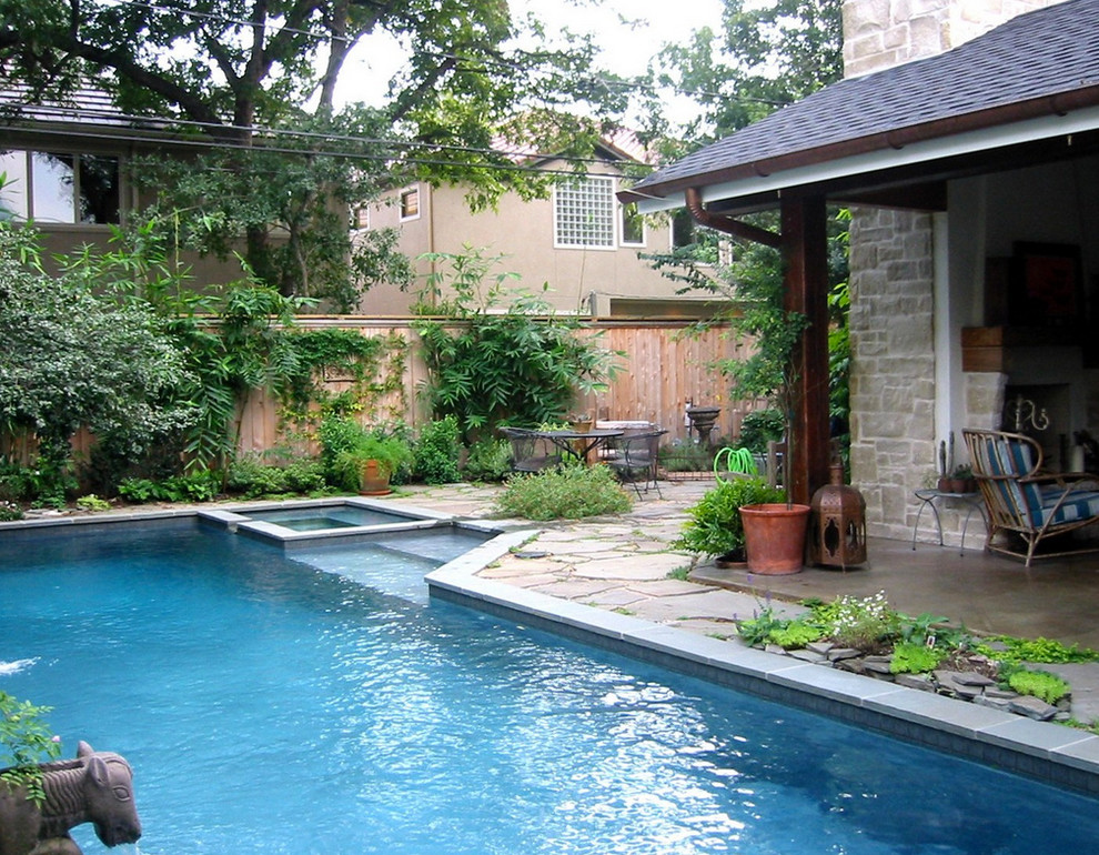 Идея дизайна: естественный, угловой бассейн среднего размера на заднем дворе в классическом стиле с джакузи и покрытием из каменной брусчатки