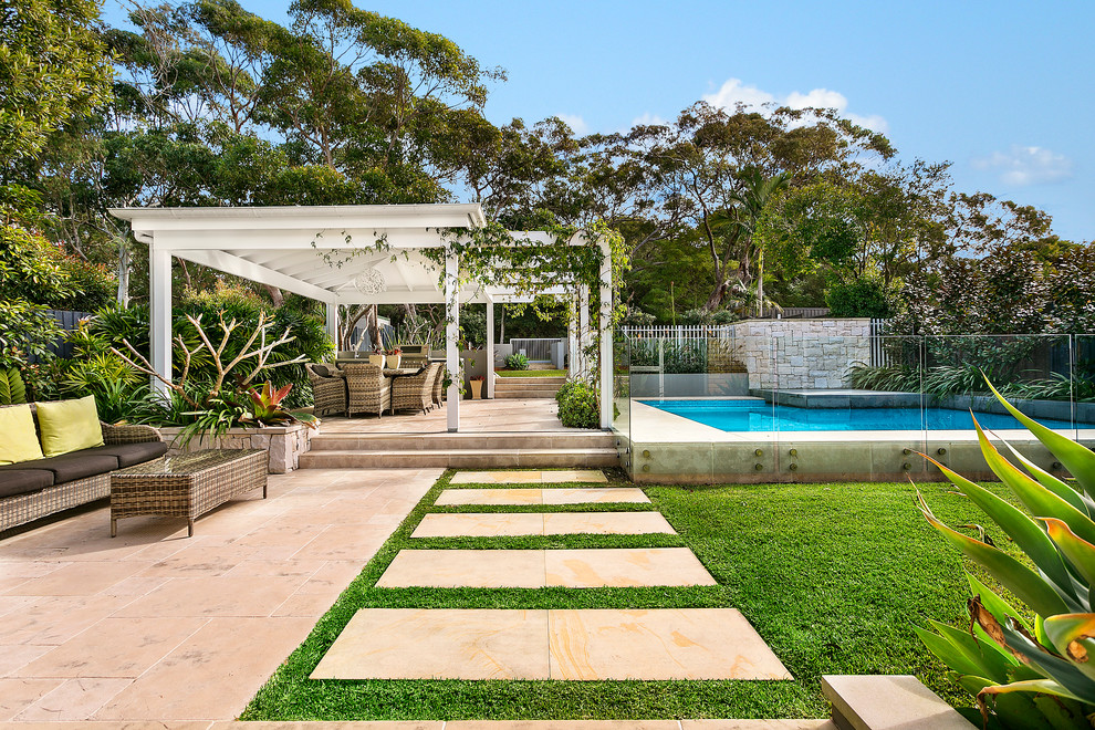 Источник вдохновения для домашнего уюта: угловой бассейн среднего размера на заднем дворе в современном стиле с покрытием из каменной брусчатки