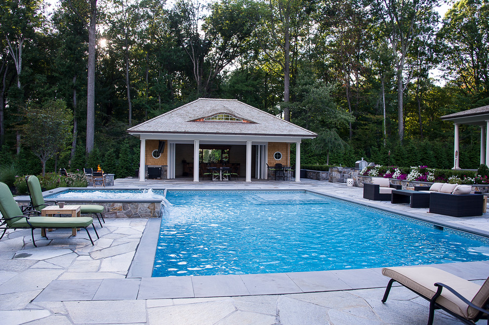 Imagen de piscinas y jacuzzis naturales clásicos rectangulares en patio trasero con adoquines de piedra natural