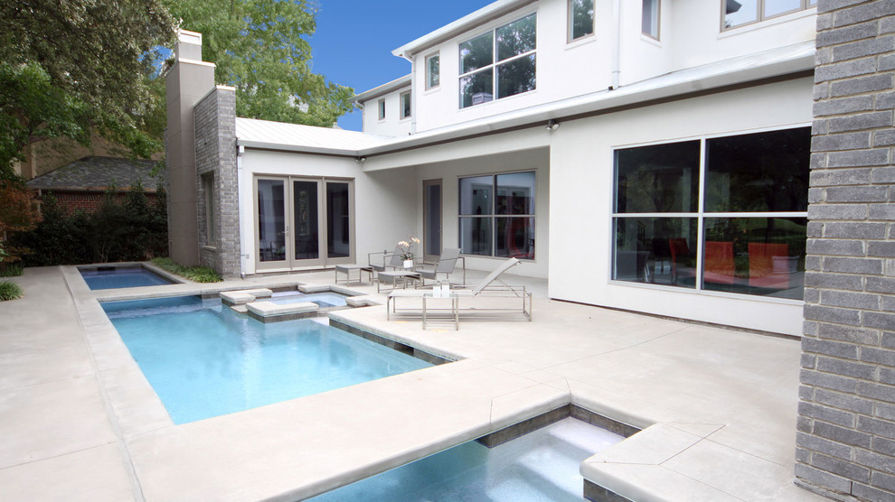 Large minimalist backyard concrete and custom-shaped natural hot tub photo in Dallas