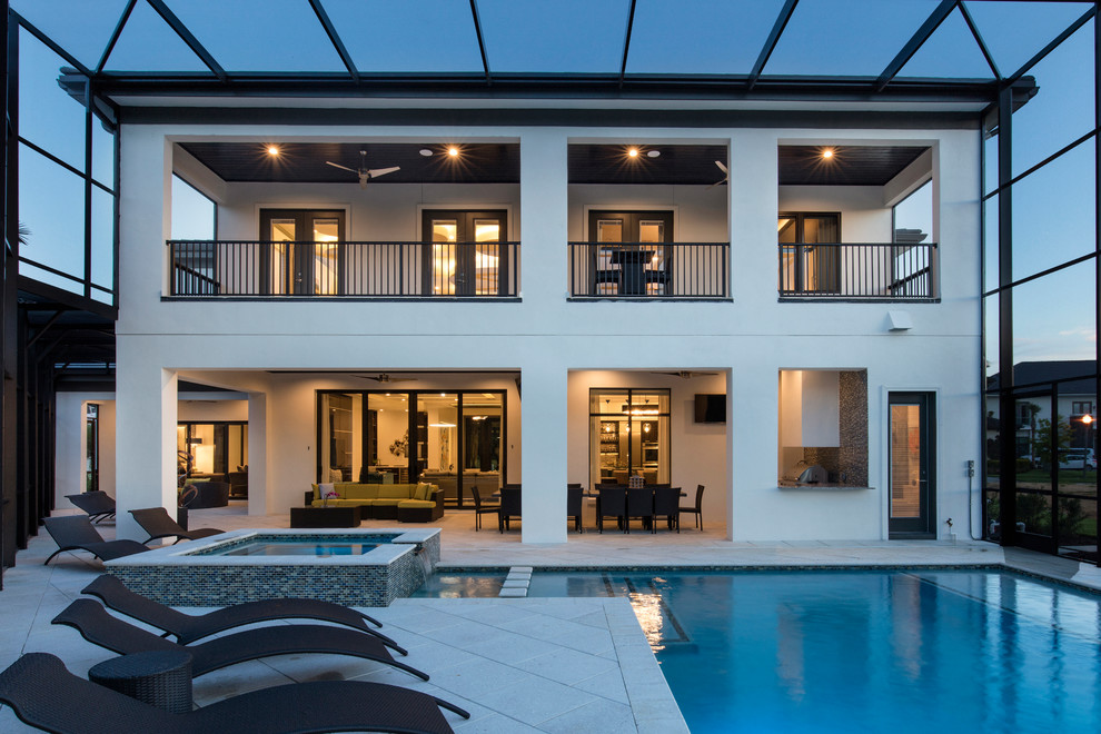 Diseño de piscinas y jacuzzis alargados minimalistas grandes rectangulares en patio trasero con suelo de baldosas