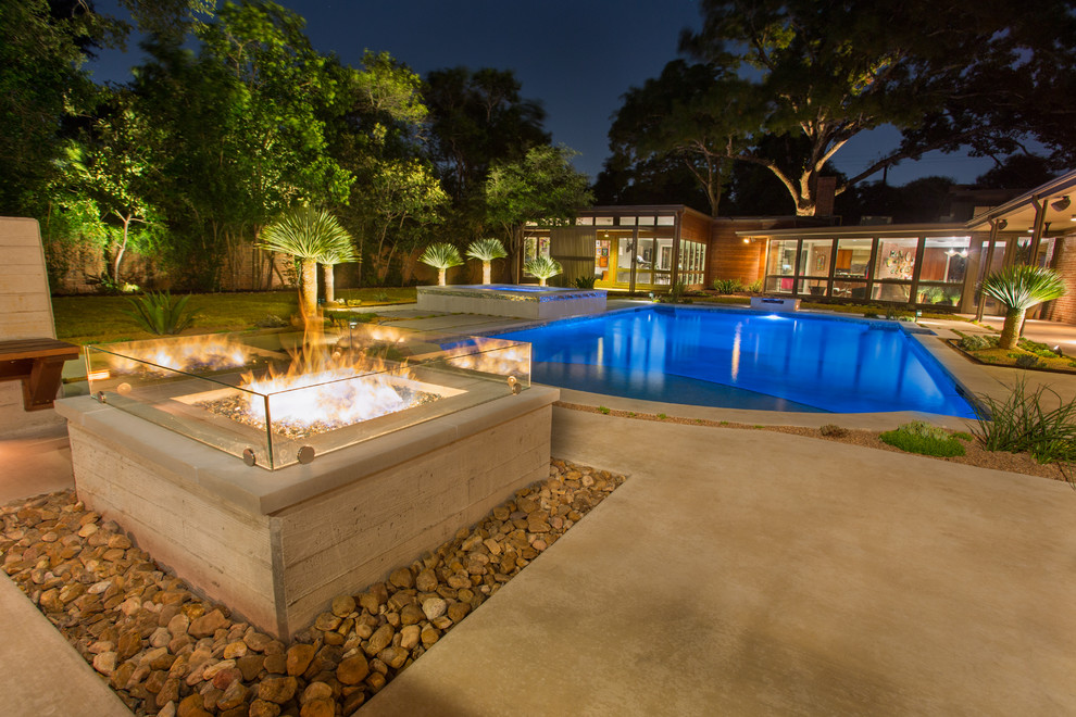 Example of a mid-century modern pool design in Austin