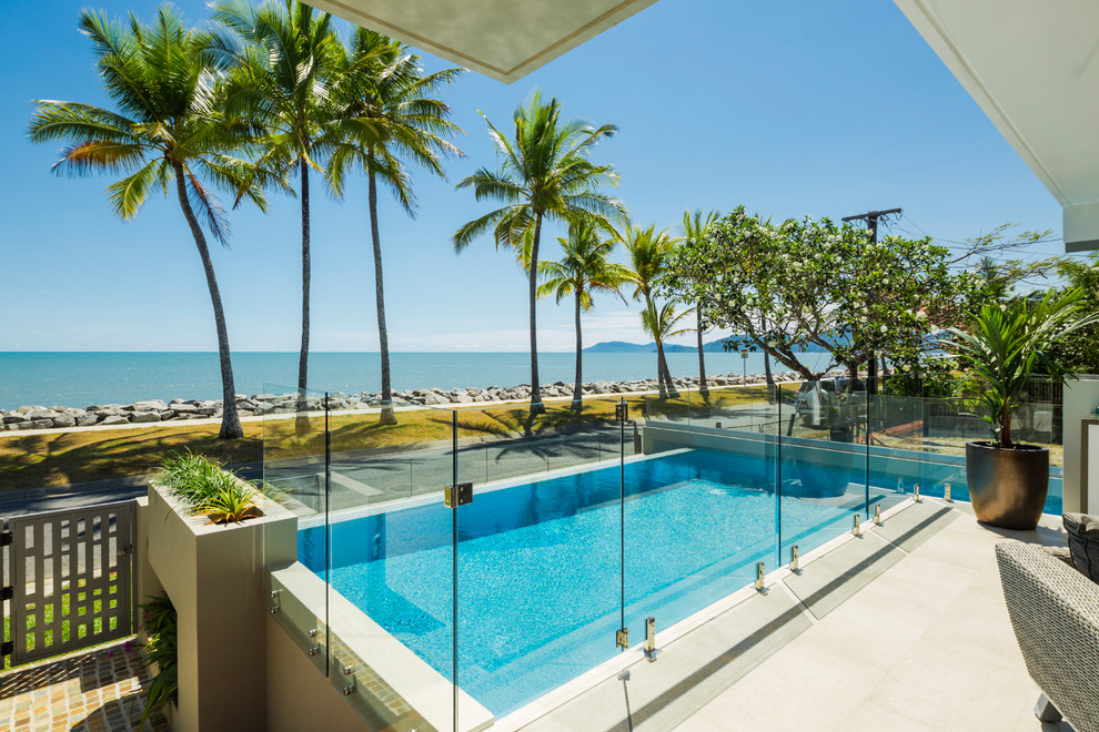 Mittelgroßes Modernes Pool im Vorgarten in rechteckiger Form mit Betonplatten in Cairns