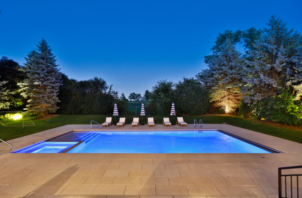 Mittelgroßer Klassischer Pool hinter dem Haus in rechteckiger Form mit Natursteinplatten in Chicago