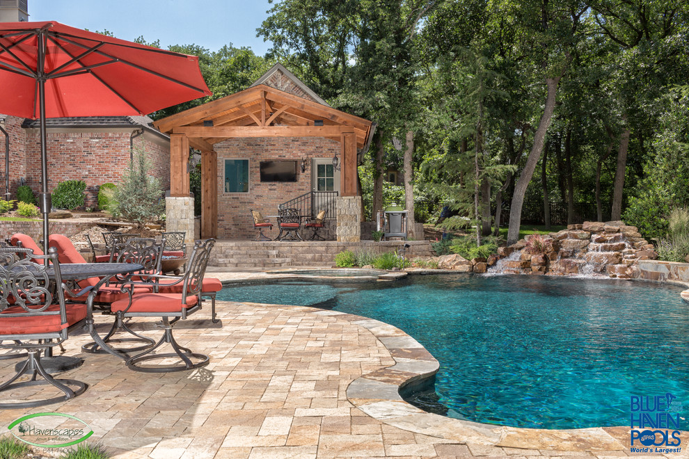 Imagen de piscina natural rural grande a medida en patio trasero con adoquines de hormigón