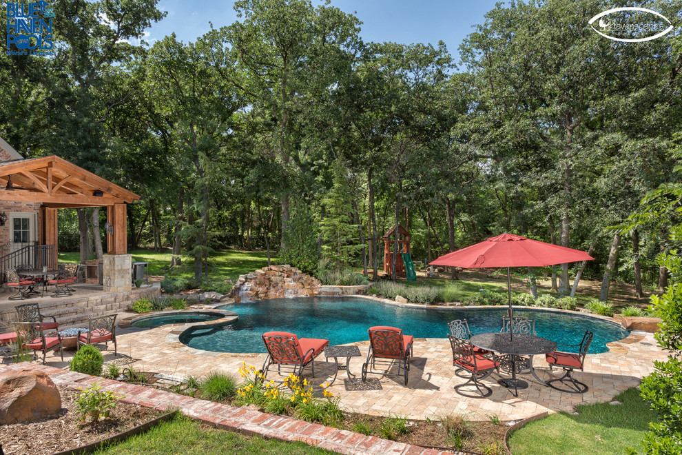 Foto di una grande piscina naturale stile rurale personalizzata dietro casa con pavimentazioni in cemento