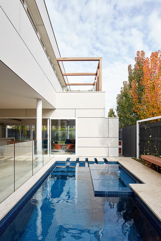 Ejemplo de piscinas y jacuzzis alargados contemporáneos pequeños rectangulares en patio con adoquines de hormigón
