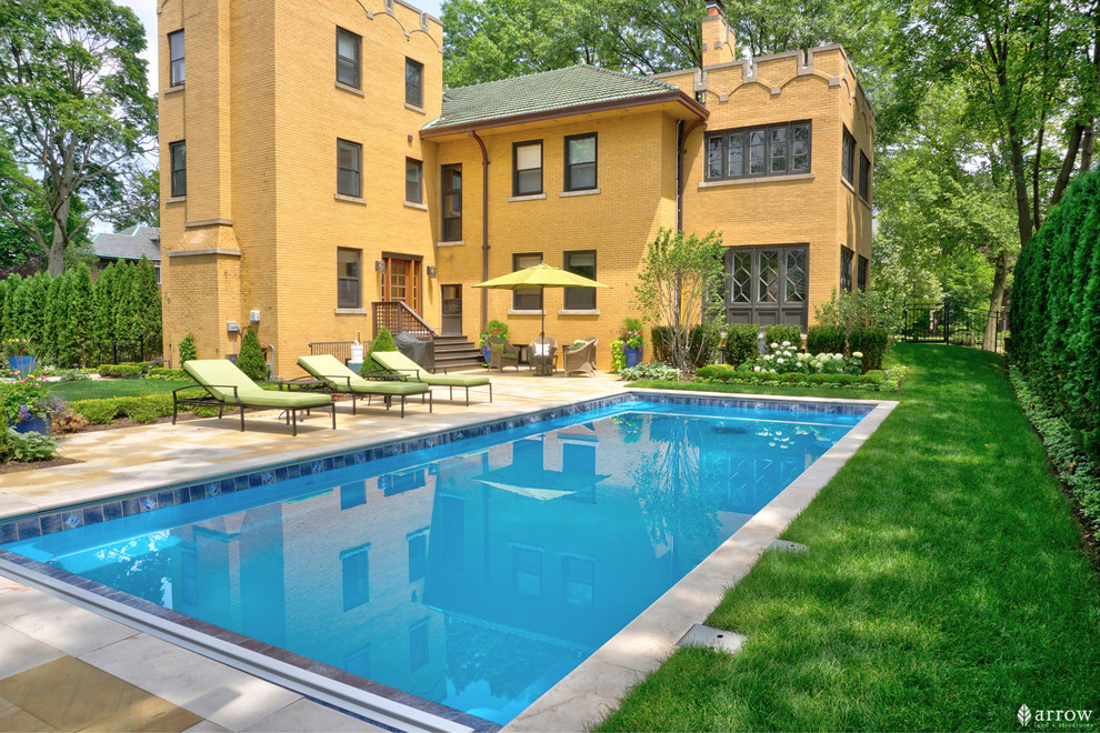 Пример оригинального дизайна: прямоугольный бассейн среднего размера на заднем дворе в викторианском стиле с домиком у бассейна и покрытием из каменной брусчатки