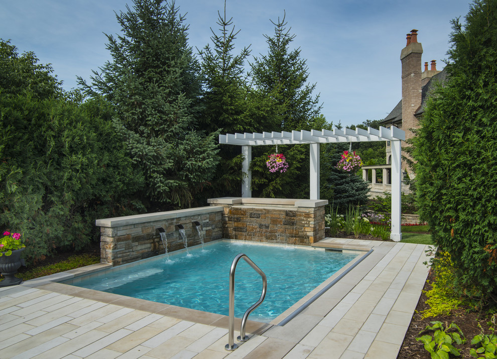 Bild på en liten vintage rektangulär pool på baksidan av huset, med spabad och naturstensplattor